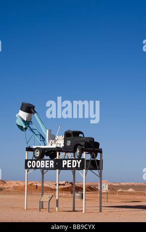 Una soffiante carrello accoglie i visitatori per la outback città di Coober Pedy, South Australia, Australia Foto Stock