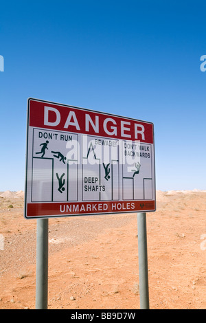 Segnaletica di pericolo per aprire il mio alberi in Coober Pedy opale. Coober Pedy, South Australia, Australia Foto Stock