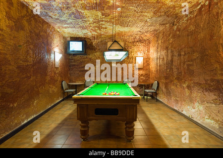 Sala biliardo nei livelli Bar sotterraneo nel deserto Cave Hotel. Coober Pedy, South Australia, Australia Foto Stock