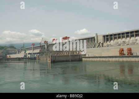 Yangtze Diga delle Tre Gole progetto vista laterale frontale, Yichang, provincia di Hubei, Repubblica Popolare di Cina Foto Stock