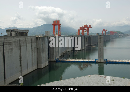 Yangtze Diga delle Tre Gole progetto vista lato posteriore, Yichang, provincia di Hubei, Repubblica Popolare di Cina Foto Stock