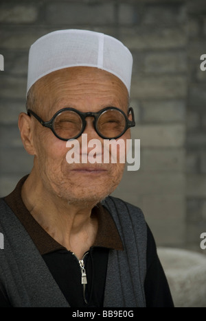 Uomo musulmano presso la Grande Moschea di Xian, Repubblica Popolare di Cina Foto Stock