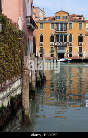 Vista del canal grande con gondole dal campo della salute - Venezia - Italia Foto Stock