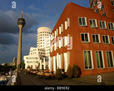 Il Neuer Zollhof edifici dall'architetto Frank Gehry al Medienhafen - Dusseldorf - Germania Foto Stock