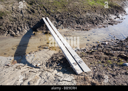 Due tavole di attraversare un fosso Foto Stock