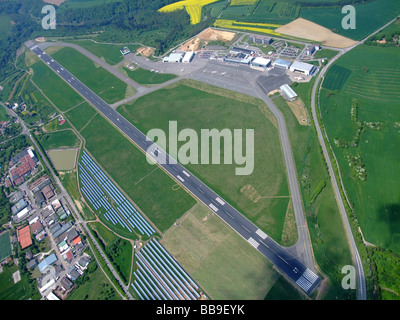 Vista aerea del terminale e la pista di Saarbrucken Ensheim aeroporto / Flughafen (Germania)-sulla sinistra un campo di pannelli fotovoltaici Foto Stock