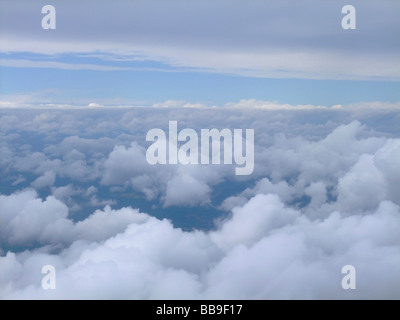 Vista aerea di due strati di nuvole : verso il basso, alcune altocumulus (Ca) nuvole e fino, alcune nubi stratocumulus (Sc) Foto Stock