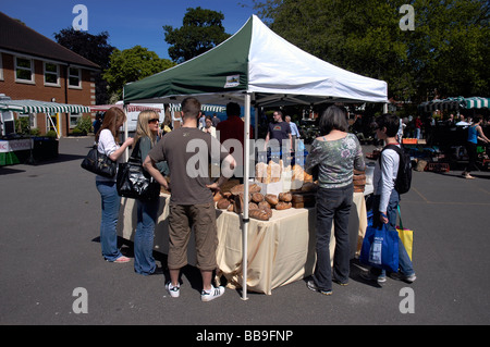 Pane fresco in vendita al mercato degli agricoltori in Merton London Foto Stock