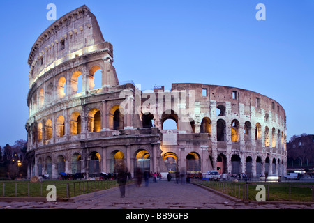 Il Colosseo di Roma la sera presto Foto Stock