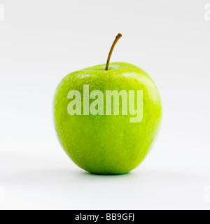 Una perfetta mela verde isolato su uno sfondo bianco. Foto Stock