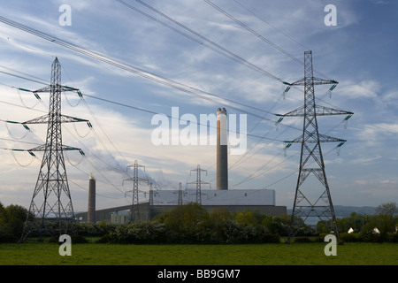 Le linee di alimentazione e le torri di trasmissione provenienti da kilroot power station County Antrim Irlanda del Nord Regno Unito Foto Stock