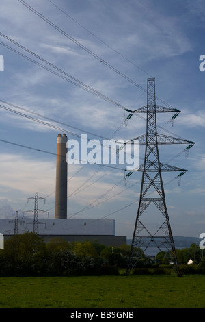 Le linee di alimentazione e le torri di trasmissione provenienti da kilroot power station County Antrim Irlanda del Nord Regno Unito Foto Stock