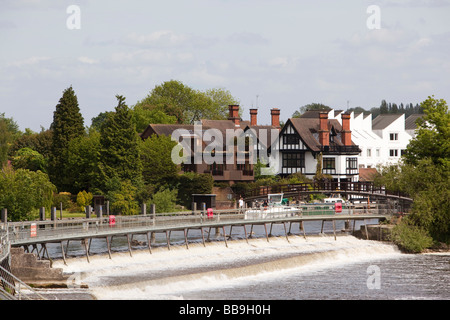 Inghilterra Buckinghamshire Marlow bloccare Fiume Tamigi weir Foto Stock