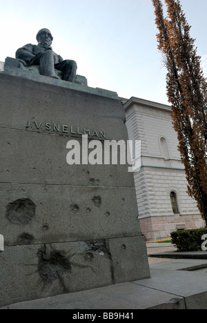 La statua di Johan Vilhelm Snellman davanti alla Banca di Finlandia. Helsinki, Finlandia e Scandinavia, Europa. Foto Stock