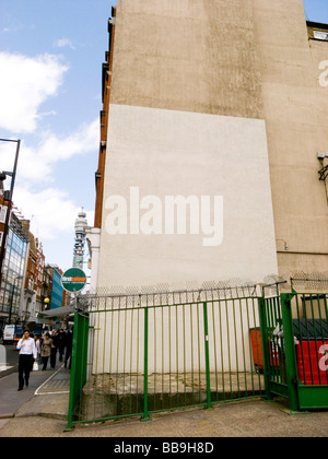 Sito di Banksy "una nazione sotto CCTV' illustrazione dipinte dal consiglio di Westminster, Newman Street , London W1, (vedere B5HRJ1 per illustrazione originale) Foto Stock