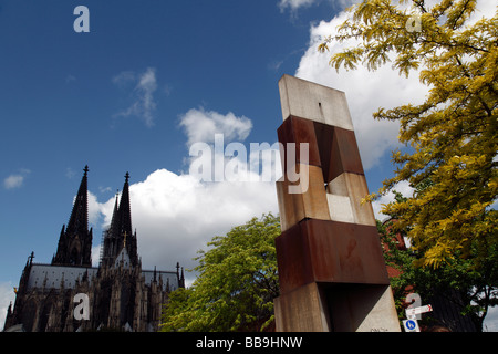 La cattedrale di Colonia a Colonia in Germania da parte del fiume Reno Foto Stock