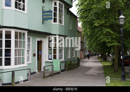 Il museo di causeway horsham town center high street shopping Sussex England Regno unito Gb Foto Stock