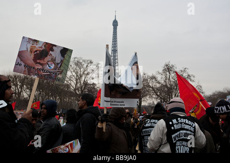 Tigri Tamil dimostrando a Parigi contro il governo dello Sri Lanka la condotta della guerra contro i ribelli Tigri Tamil. Foto Stock