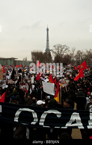 Tigri Tamil dimostrando a Parigi contro il governo dello Sri Lanka la condotta della guerra contro i ribelli Tigri Tamil. Foto Stock