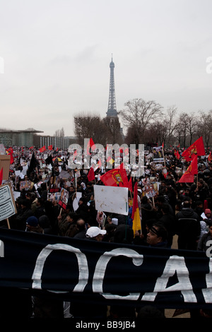 Tigri Tamil dimostrando a Parigi contro il governo dello Sri Lanka la condotta della guerra contro i ribelli Tigri Tamil. Foto Stock