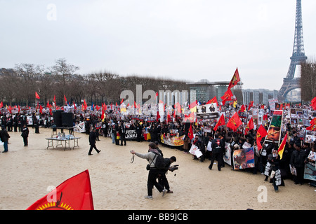 Tigri Tamil dimostrando a Parigi contro il governo dello Sri Lanka la condotta della guerra contro i ribelli Tigri Tamil. Foto Stock