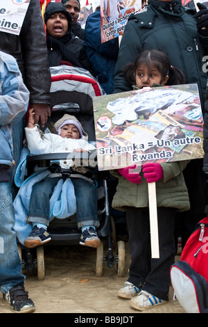 Tigri Tamil dimostrando a Parigi contro il governo dello Sri Lanka la condotta della guerra contro i ribelli Tigri Tamil. Foto Stock