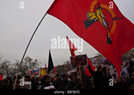 Tigri Tamil dimostrando a Parigi contro il governo dello Sri Lanka la condotta della guerra contro i ribelli Tigri Tamil. Foto Stock