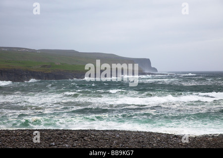 Tempesta atlantica invia onde che si infrangono sulla terraferma a Doolin Cliffs of Moher County Clare Eire Irlanda Repubblica Irlandese Europa UE Foto Stock