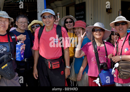 Turisti giapponesi di gruppo. Sorridente e felice gruppo di turisti giapponesi in un giorno in gita a Phnom Penh Cambogia S.E. Asia Foto Stock