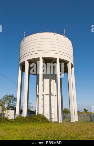 La torre dell'acqua contenente acqua forniture di Essex e Suffolk acqua situato in Shadingfield,Suffolk, Regno Unito Foto Stock