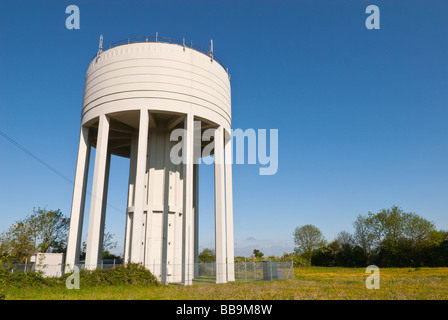 La torre dell'acqua contenente acqua forniture di Essex e Suffolk acqua situato in Shadingfield,Suffolk, Regno Unito Foto Stock