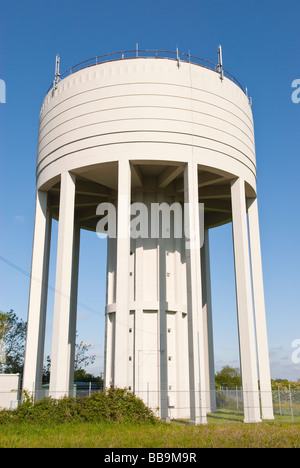 La torre dell'acqua contenente acqua forniture di Essex e Suffolk acqua situato in Shadingfield,Suffolk, Regno Unito Foto Stock