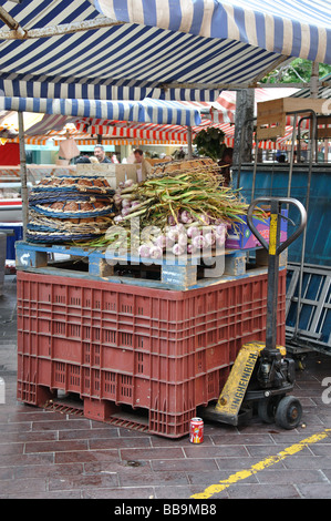 Aglio e Cipolle per la vendita nel mercato della Vecchia Nizza Foto Stock