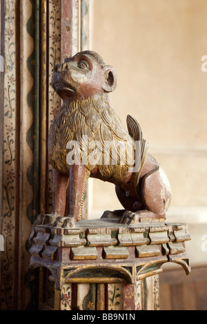 Norfolk East Ruston Saint Marys chiesa ridondante medievale dorato intagliato lion antica decorazione rood schermo Foto Stock