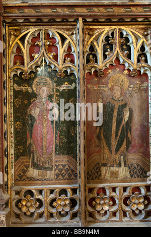 Norfolk East Ruston Saint Marys chiesa ridondante scolpito medievale rood pannelli a schermo i santi Gregorio e Agostino Foto Stock