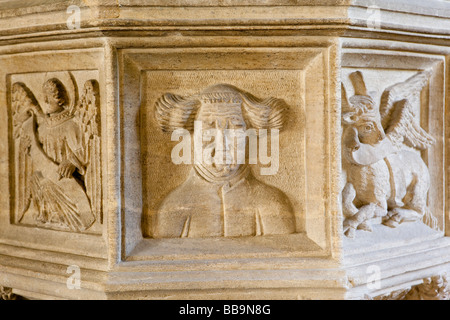 Norfolk East Ruston Saint Marys chiesa ridondante medievale scolpita ottagonale fonte battesimale in pietra raffiguranti quattro evangelisti Foto Stock