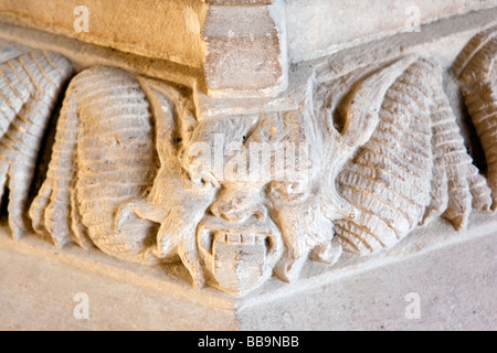 Norfolk East Ruston Saint Marys chiesa ridondante demon figura di sostegno ottagonale medievale scolpita in pietra font Foto Stock