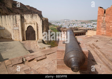 India Rajasthan Jodhpur Mehrangarh fort un cannone sulle pareti che circondano il fort Foto Stock