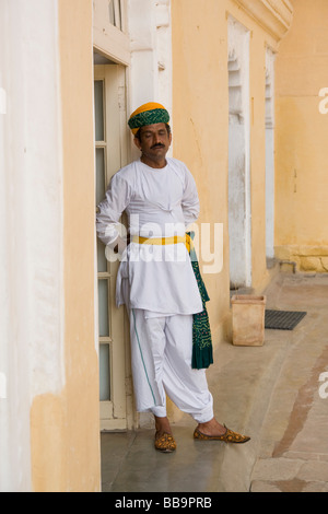 India Rajasthan Jodhpur Mehrangarh fort una guardia in abito tradizionale Foto Stock