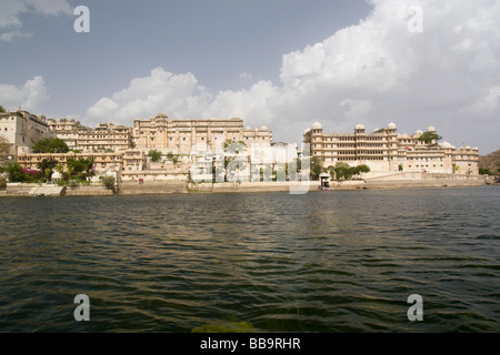 India Rajasthan Udaipur un giro della barca nel lago Pichola il palazzo della città Foto Stock