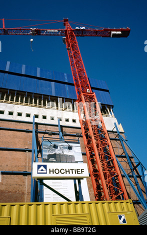 Hochtief sito di costruzione del futuro Elbphilharmonie (concert hall) sulla sommità di un Kaispeicher a Hafencity di Amburgo. Foto Stock