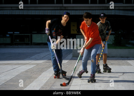 Il popolo francese persona ragazzi adolescenti adolescenti giocare hockey rullo nella città di Parigi regione Ile-de-France Francia Europa Foto Stock