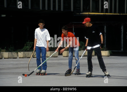 Il popolo francese persona ragazzi adolescenti adolescenti giocare hockey rullo nella città di parigi regione Ile-de-France Francia Europa Foto Stock