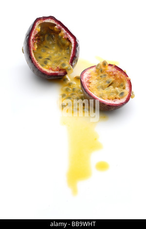 Rosso Maracuya dimezzata Foto Stock
