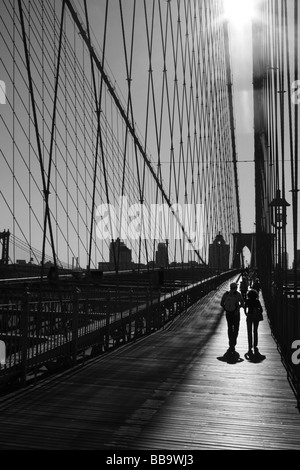 Persone attraversando a piedi il Ponte di Brooklyn. Foto Stock