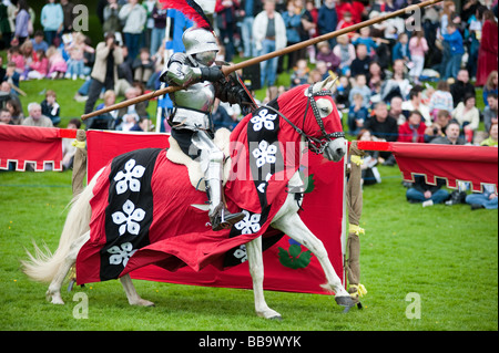 Cavalieri alla giostra a Linlithgow Palace, Scozia Foto Stock