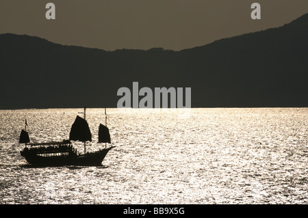 Sillouette di giunca, Hong Kong Foto Stock