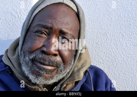 Senzatetto uomo con gli occhi di tipo a San Diego, California (USA) Foto Stock