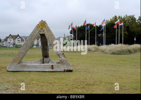 D Day Center Juno Beach COURSEULLES sur Mer spiaggia di sbarco in Normandia Francia treppiede anti sbarco DURANTE LA SECONDA GUERRA MONDIALE Foto Stock