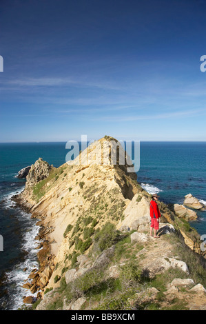 Donna sulla penisola Huriawa storico Pa maori Karitane Sito vicino a Dunedin Otago Isola del Sud della Nuova Zelanda Foto Stock